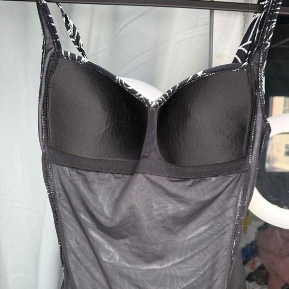 NIPTUCK Swimwear Joanna One Piece Multi-fit Cup Sz 8 Black & White Tropical Leaf - Picture 4 of 9